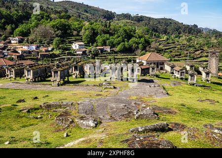 Blick auf die kommunitären Speicher, genannt espigueiros, im Dorf Lindoso, Peneda Nationalpark, Nord-Portugal Stockfoto