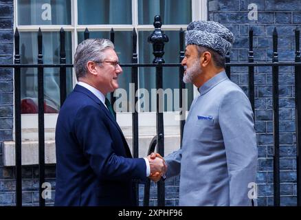 London, Großbritannien. August 2024. London, UK 6 Aug 2024 Premierminister des Vereinigten Königreichs, Sir Keir Starmer, begrüßt den Sultan von Oman, Haitham bin Tariq Al Said, in Downing Street 10 zu Gesprächen. Quelle: Mark Thomas/Alamy Live News Stockfoto