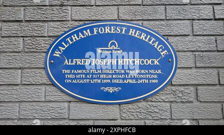 London, Großbritannien. August 2024. Heute steht eine Tankstelle, an der Alfred Hitchcock geboren wurde. Eine blaue Tafel an der Wand erinnert an den Direktor. Quelle: Philip Dethlefs/dpa/Alamy Live News Stockfoto