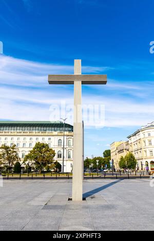 Krzyż Papieski aus weißem Granit zum Gedenken an Papst Johannes Paul II. Auf dem Pilsudski-Platz in Warschau, Polen Stockfoto