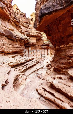 Erodierte Felslagen am Cathedral Wash Trail, Glen Canyon, Vermilion Cliffs, Arizona, USA Stockfoto