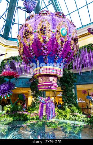 Magische Märcheninstallation „Higher Love“ im Bellagio Hotel and Casino Resort Conservatory Botanical Gardens, Las Vegas, Nevada, USA Stockfoto