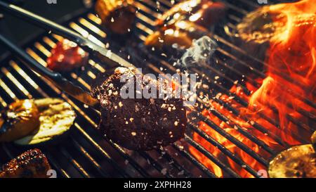 Saftiges Steak und farbenfrohes Gemüse Grill über intensiven Flammen, fängt die Essenz von Outdoor Barbecue, rauchigen Aromen und kulinarischen Genuss in dynamischer, feuriger Umgebung ein. Stockfoto