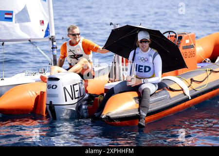 MARSEILLE: Matrose Marit Bouwmeester wartet während der ILCA 6 Flottenrennen bei den Olympischen Spielen auf den Wind. ANP-SCHLEIFMASCHINE KONING Stockfoto