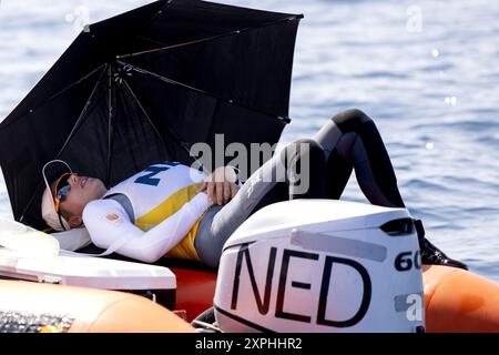 MARSEILLE: Matrose Marit Bouwmeester wartet während der ILCA 6 Flottenrennen bei den Olympischen Spielen auf den Wind. ANP-SCHLEIFMASCHINE KONING Stockfoto