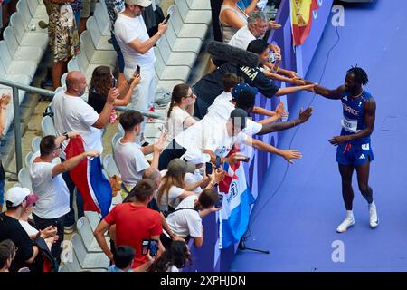 Paris, Frankreich. August 2024. Ryan Zeze vom Team France feiert am 11. Tag der Olympischen Spiele 2024 im Stade de France am 6. August 2024 in Paris die 200-m-Repechage-Runde der Männer. Quelle: Saolab/Alamy Live News Stockfoto