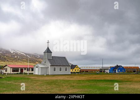 Bakkagerdi Chruch (Bakkagerdi, Borgarfjörður Eystri), nordöstliches Icerland Ende Mai. Stockfoto