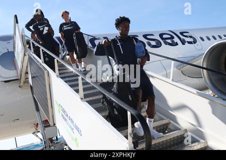 Prag, Tschechische Republik. August 2024. Daniel Mpoyi Tshilanda Kabongo von Union wurde bei der Ankunft der belgischen Fußballmannschaft Union Saint-Gilloise in Prag, Tschechien, am Dienstag, den 06. August 2024, dargestellt. Das Team bereitet sich auf das morgige Spiel gegen den tschechischen SK Slavia Prag vor, das in der ersten Runde der dritten Qualifikationsrunde für den UEFA Champions League-Wettbewerb steht. BELGA PHOTO VIRGINIE LEFOUR Credit: Belga News Agency/Alamy Live News Stockfoto