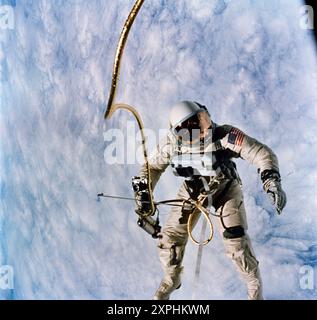 Der Astronaut Edward H. White II, Pilot der Gemini-Titan 4 (GT-4), schwimmt während der dritten Revolution des GT-4 in der Schwerelosigkeit des Weltraums. Foto von der NASA Stockfoto