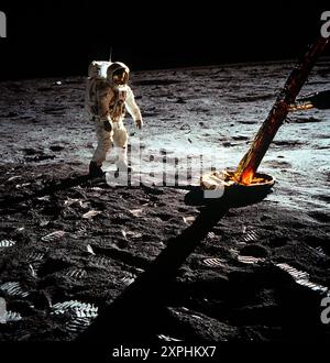 Astronaut Edwin E. Aldrin Jr., Pilot des Mondmoduls, spaziert auf der Mondoberfläche nahe einem Bein des Mondmoduls während der Apollo 11 außerfahrbaren Aktivität (EVA) Stockfoto