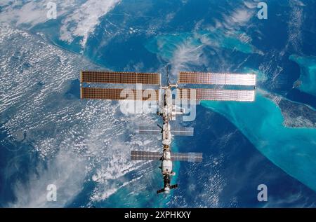 Die International Space Station (ISS) liegt in diesem 35-mm-Rahmen, der vom STS-108-Kommandeur Dominic Gorie an Bord des Space Shuttle Endeavour am 15. Dezember 2001 fotografiert wurde Stockfoto