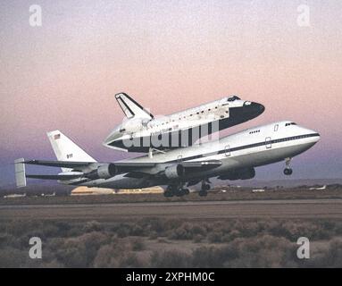 Das Space Shuttle Atlantis auf dem NASA-Shuttle 747 Shuttle Carrier Aircraft (SCA) während des Starts für einen Rückflug mit der Fähre zum Kennedy Space Center von Edwards, Kalifornien. 1994 Stockfoto