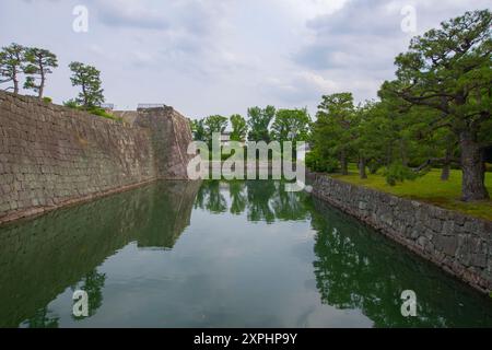 Innengraben und Innenmauer von Nijo Castle. Nijo Castle ist eine Flachlandburg in Kyoto, Japan. Die Burg Nijo gehört zu den historischen Denkmälern des antiken Kyoto Stockfoto