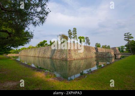 Innengraben und Innenmauer von Nijo Castle. Nijo Castle ist eine Flachlandburg in Kyoto, Japan. Die Burg Nijo gehört zu den historischen Denkmälern des antiken Kyoto Stockfoto