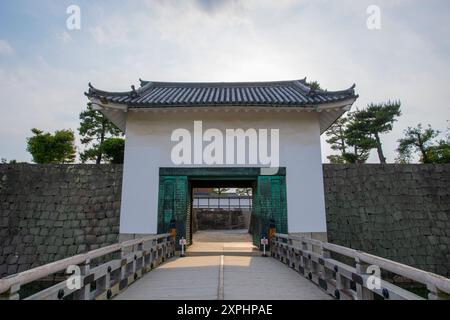 Das Honmaru-Tor der Burg Nijo. Nijo Castle ist eine Flachlandburg in Kyoto, Japan. Die Burg Nijo gehört zu den historischen Denkmälern des antiken Kyoto, einem UNESCO-Weltkulturerbe Stockfoto