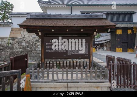 Schild und Einführung der Burg Nijo. Nijo Castle ist eine Flachlandburg in Kyoto, Japan. Die Burg Nijo gehört zu den historischen Denkmälern des antiken Kyoto Stockfoto