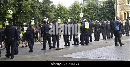 Bristol, Castle Park, Großbritannien, Protest mit pro- und Anti-Einwanderungsgruppen, die meist von Polizeilinien getrennt gehalten werden, um Konfrontationen zu verhindern Samstag, den 3. August, Stockfoto