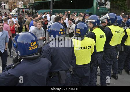 Bristol, Castle Park, Großbritannien, Protest mit pro- und Anti-Einwanderungsgruppen, die meist von Polizeilinien getrennt gehalten werden, um Konfrontationen zu verhindern Samstag, den 3. August, Stockfoto