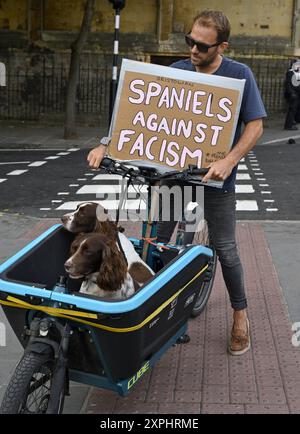 Bristol, Castle Park, Großbritannien, Protest mit pro- und Anti-Einwanderungsgruppen, die meist von Polizeilinien getrennt gehalten werden, um Konfrontationen zu verhindern Samstag, den 3. August, Stockfoto