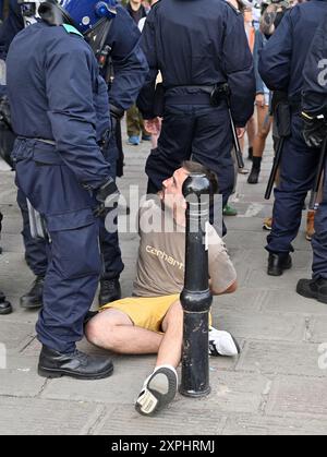 Bristol, Castle Park, Großbritannien, Protest mit pro- und Anti-Einwanderungsgruppen, die meist von Polizeilinien getrennt gehalten werden, um Konfrontationen zu verhindern Samstag, den 3. August, Stockfoto