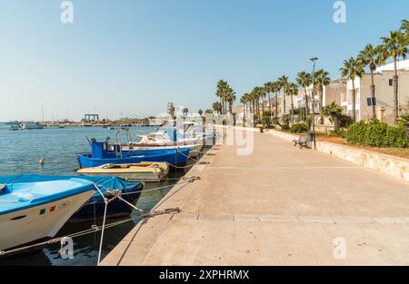 Promenade in Porto Cesareo, Badeort am Ionischen Meer in Apulien, Provinz Lecce, Apulien Stockfoto