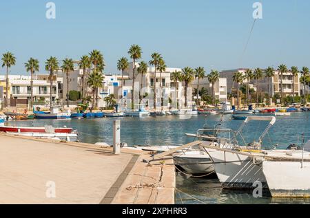 Promenade in Porto Cesareo, Badeort am Ionischen Meer in Apulien, Provinz Lecce, Apulien Stockfoto