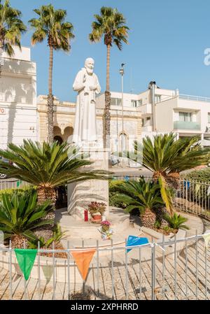 Porto Cesareo, Apulien, Italien - 8. Oktober 2023: Denkmal für Padre Pio im Zentrum von Porto Cesareo, Provinz Lecce. Stockfoto