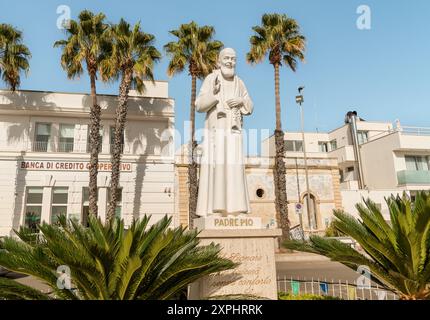 Porto Cesareo, Apulien, Italien - 8. Oktober 2023: Denkmal für Padre Pio im Zentrum von Porto Cesareo, Provinz Lecce. Stockfoto