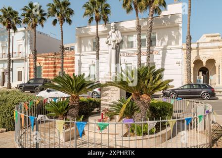 Porto Cesareo, Apulien, Italien - 8. Oktober 2023: Denkmal für Padre Pio im Zentrum von Porto Cesareo, Provinz Lecce. Stockfoto