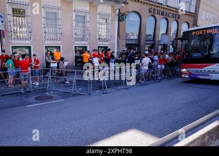 Salzburg, Österreich. August 2024. SALZBURG, ÖSTERREICH - 6. AUGUST: Fans des FC Twente bei Umtauschtickets FC Twente am Börsenplatz Gehmacher am 6. August 2024 in Salzburg, Österreich. (Foto von Raymond Smit/Orange Pictures) Credit: Orange Pics BV/Alamy Live News Stockfoto