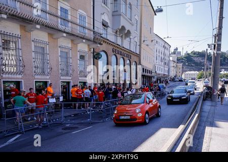 Salzburg, Österreich. August 2024. SALZBURG, ÖSTERREICH - 6. AUGUST: Fans des FC Twente bei Umtauschtickets FC Twente am Börsenplatz Gehmacher am 6. August 2024 in Salzburg, Österreich. (Foto von Raymond Smit/Orange Pictures) Credit: Orange Pics BV/Alamy Live News Stockfoto