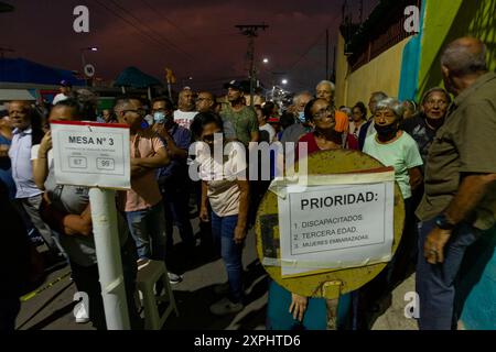 Maracaibo, Venezuela. 28-07-2024 Venezolaner stehen früh am Morgen vor der Wahlstation, um ihre Stimme abzugeben Foto: Jose Isaac Bula Urrrutia. Stockfoto