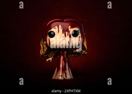 Funko POP Vinyl Figur der fiktiven Figur Carrie White aus Stephen King Buch und Film auf rotem Hintergrund. Illustratives Editorial von Funko Pop A Stockfoto