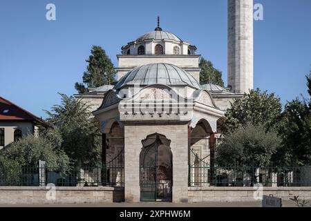 Banja Luka, Bosnien und Herzegowina – Mai 2023: Rekonstruierte Ferhat-Pascha-Moschee / Ferhadija-Moschee ist ein nationales Denkmal von Bosnien und Herzegowina. Stockfoto