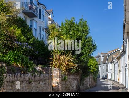 Fowey schönes Resort im Südwesten von Cornwall, England, Großbritannien. Enge Gassen und weiß getünchte Wohngebäude glänzen bei wunderschönem Wetter Stockfoto