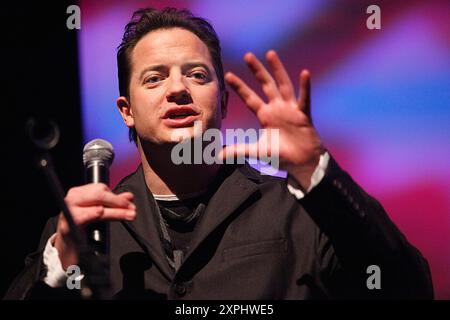 Brendan Fraser pictured at the Extraordinary Measures Premiere Held at the Prince Music Theatre in Philadelphia on January 4, 2010 Credit: Scott Weiner/MediaPunch Stockfoto