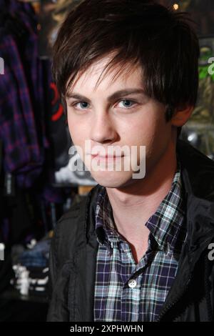 Besetzung von Mitgliedern von Percy Jackson und den Olympioniken The Lightning Thief während einer Unterzeichnung bei Hot Topic in der Deptford Mall New Jersey am 21. Januar 2010 Kredit: Scott Weiner/MediaPunch Stockfoto