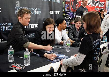 Besetzung von Mitgliedern von Percy Jackson und den Olympioniken The Lightning Thief während einer Unterzeichnung bei Hot Topic in der Deptford Mall New Jersey am 21. Januar 2010 Kredit: Scott Weiner/MediaPunch Stockfoto