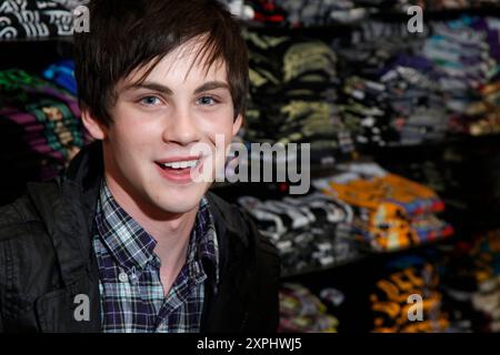 Besetzung von Mitgliedern von Percy Jackson und den Olympioniken The Lightning Thief während einer Unterzeichnung bei Hot Topic in der Deptford Mall New Jersey am 21. Januar 2010 Kredit: Scott Weiner/MediaPunch Stockfoto