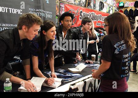 Besetzung von Mitgliedern von Percy Jackson und den Olympioniken The Lightning Thief während einer Unterzeichnung bei Hot Topic in der Deptford Mall New Jersey am 21. Januar 2010 Kredit: Scott Weiner/MediaPunch Stockfoto