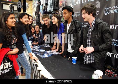 Besetzung von Mitgliedern von Percy Jackson und den Olympioniken The Lightning Thief während einer Unterzeichnung bei Hot Topic in der Deptford Mall New Jersey am 21. Januar 2010 Kredit: Scott Weiner/MediaPunch Stockfoto