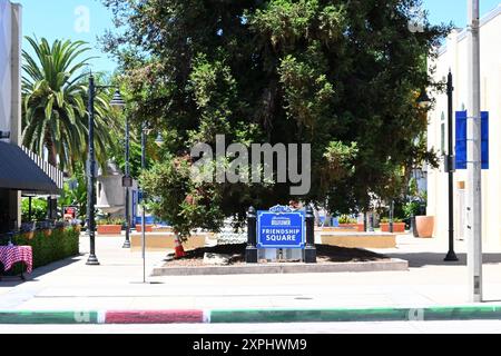 BELLFLOWER, KALIFORNIEN - 28. JULI 2024: Der Friendship Square verfügt über ein Piratenschiff, ein kleines Boot, eine Höhle und eine Brücke, die zu einem Fußweg über den See führt Stockfoto