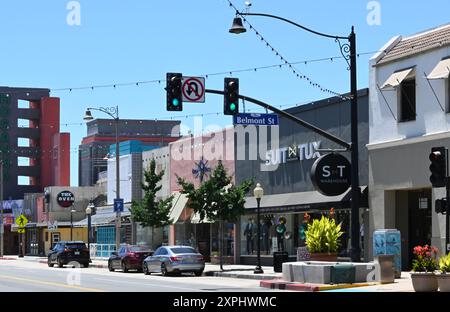 BELLFLOWER, KALIFORNIEN - 28. JULI 2024: Geschäfte auf dem Bellflower Boulevard in der Innenstadt von Bellflower in der Belmont Street. Stockfoto