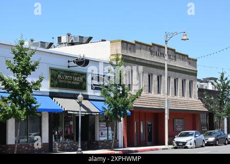 BELLFLOWER, KALIFORNIEN - 28. JULI 2024: Geschäfte auf dem Bellflower Boulevard in der Innenstadt von Bellflower. Stockfoto