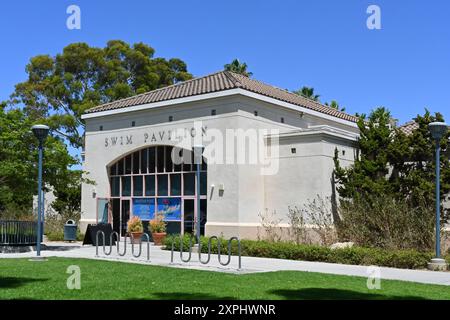 LAKEWOOD, KALIFORNIEN - 28. JULI 2024: The Swim Pavilion im Mayfair Park. Stockfoto