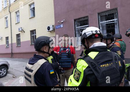 Charkiv, Ukraine. August 2024. Russischer Angriff im Bezirk Schewtschenkiwskyi in Zentralcharkow, Ukraine, am 5. August 2024. Besatzer feuerten mit Iskander gegen 10 Uhr. Die Sanitäter behandelten mindestens fünf verletzte Zivilisten. Zwei Frauen wurden zur Operation ins Krankenhaus gebracht, der Rest wurde ambulant behandelt. Eine Poliklinik, Autos und andere zivile Infrastruktur wurden beschädigt. Polizeibeamte arbeiten am Tatort, um ein weiteres Verbrechen der Besatzer aufzuzeichnen. Foto: Yevhen Titov/ABACAPRESS. COM Credit: Abaca Press/Alamy Live News Stockfoto