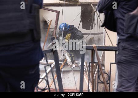 Charkiv, Ukraine. August 2024. Russischer Angriff im Bezirk Schewtschenkiwskyi in Zentralcharkow, Ukraine, am 5. August 2024. Besatzer feuerten mit Iskander gegen 10 Uhr. Die Sanitäter behandelten mindestens fünf verletzte Zivilisten. Zwei Frauen wurden zur Operation ins Krankenhaus gebracht, der Rest wurde ambulant behandelt. Eine Poliklinik, Autos und andere zivile Infrastruktur wurden beschädigt. Polizeibeamte arbeiten am Tatort, um ein weiteres Verbrechen der Besatzer aufzuzeichnen. Foto: Yevhen Titov/ABACAPRESS. COM Credit: Abaca Press/Alamy Live News Stockfoto