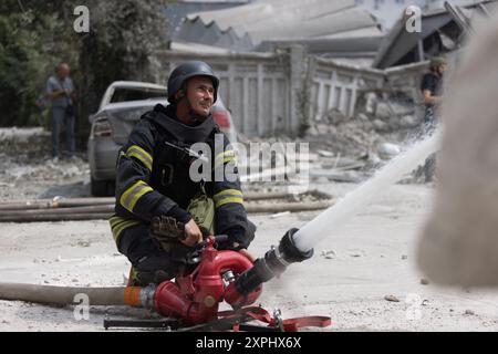 Charkiv, Ukraine. August 2024. Russischer Angriff im Bezirk Schewtschenkiwskyi in Zentralcharkow, Ukraine, am 5. August 2024. Besatzer feuerten mit Iskander gegen 10 Uhr. Die Sanitäter behandelten mindestens fünf verletzte Zivilisten. Zwei Frauen wurden zur Operation ins Krankenhaus gebracht, der Rest wurde ambulant behandelt. Eine Poliklinik, Autos und andere zivile Infrastruktur wurden beschädigt. Polizeibeamte arbeiten am Tatort, um ein weiteres Verbrechen der Besatzer aufzuzeichnen. Foto: Yevhen Titov/ABACAPRESS. COM Credit: Abaca Press/Alamy Live News Stockfoto