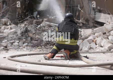 Charkiv, Ukraine. August 2024. Russischer Angriff im Bezirk Schewtschenkiwskyi in Zentralcharkow, Ukraine, am 5. August 2024. Besatzer feuerten mit Iskander gegen 10 Uhr. Die Sanitäter behandelten mindestens fünf verletzte Zivilisten. Zwei Frauen wurden zur Operation ins Krankenhaus gebracht, der Rest wurde ambulant behandelt. Eine Poliklinik, Autos und andere zivile Infrastruktur wurden beschädigt. Polizeibeamte arbeiten am Tatort, um ein weiteres Verbrechen der Besatzer aufzuzeichnen. Foto: Yevhen Titov/ABACAPRESS. COM Credit: Abaca Press/Alamy Live News Stockfoto