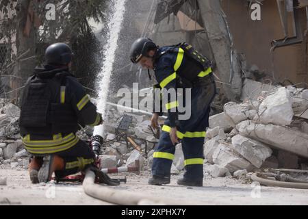 Charkiv, Ukraine. August 2024. Russischer Angriff im Bezirk Schewtschenkiwskyi in Zentralcharkow, Ukraine, am 5. August 2024. Besatzer feuerten mit Iskander gegen 10 Uhr. Die Sanitäter behandelten mindestens fünf verletzte Zivilisten. Zwei Frauen wurden zur Operation ins Krankenhaus gebracht, der Rest wurde ambulant behandelt. Eine Poliklinik, Autos und andere zivile Infrastruktur wurden beschädigt. Polizeibeamte arbeiten am Tatort, um ein weiteres Verbrechen der Besatzer aufzuzeichnen. Foto: Yevhen Titov/ABACAPRESS. COM Credit: Abaca Press/Alamy Live News Stockfoto